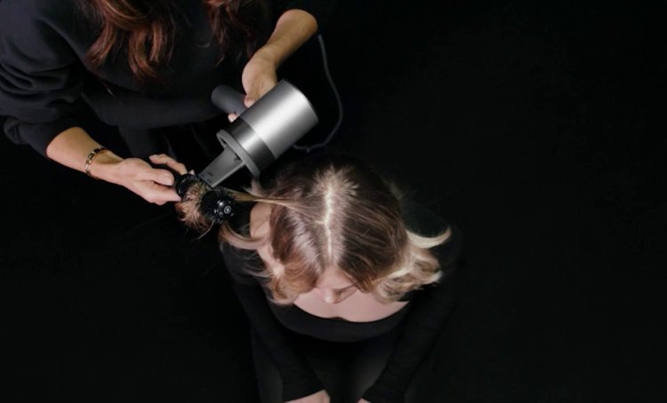 Demonstration of a woman drying her hair with the L’Oréal Air Light Pro, showing no damage thanks to its protective technology.